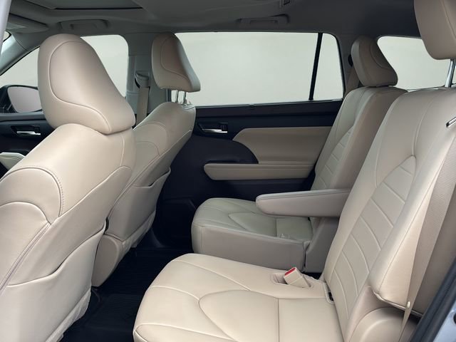 Used 2020 Toyota Highlander XLE FWD image 15