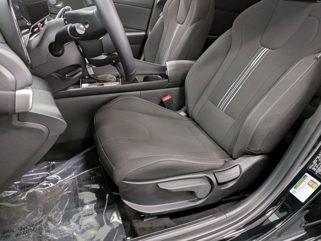 Used 2023 Hyundai Elantra SEL w/ Convenience Package image 9