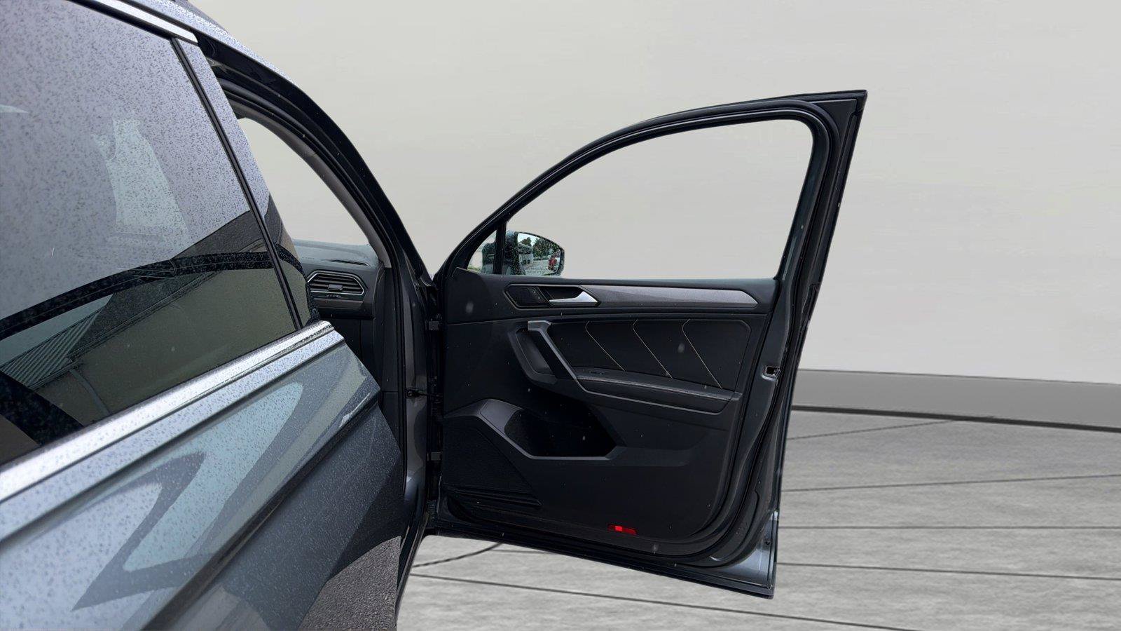 Used 2024 Volkswagen Tiguan SE w/ Panoramic Sunroof Package FWD image 22