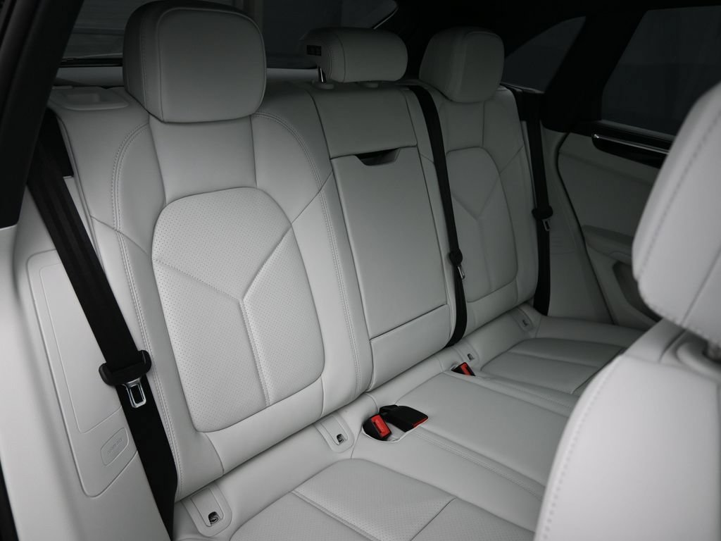 Certified 2026 Porsche Macan AWD/4WD image 26