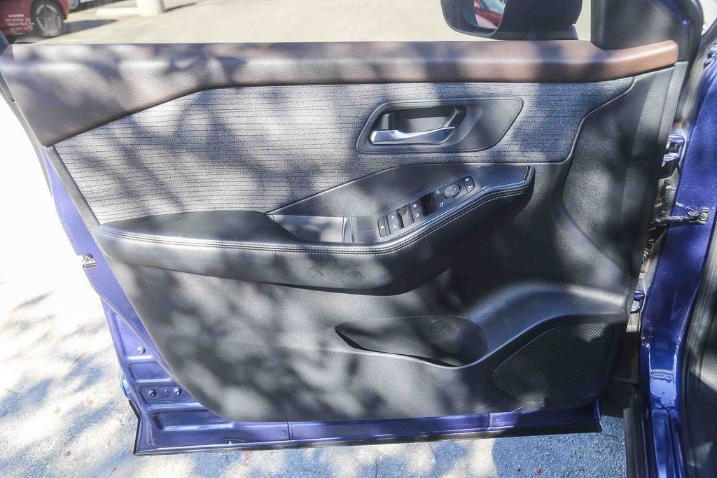 Used 2023 Nissan Rogue SV FWD image 18