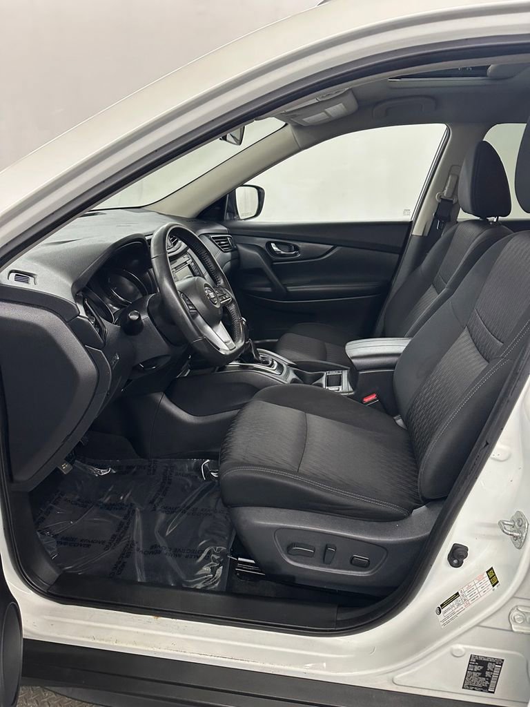 Used 2018 Nissan Rogue SV image 11