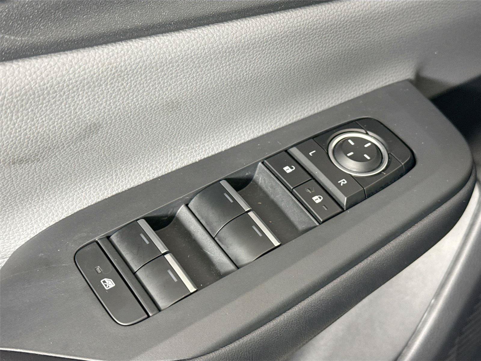 Certified 2025 Toyota Prius XLE FWD image 28