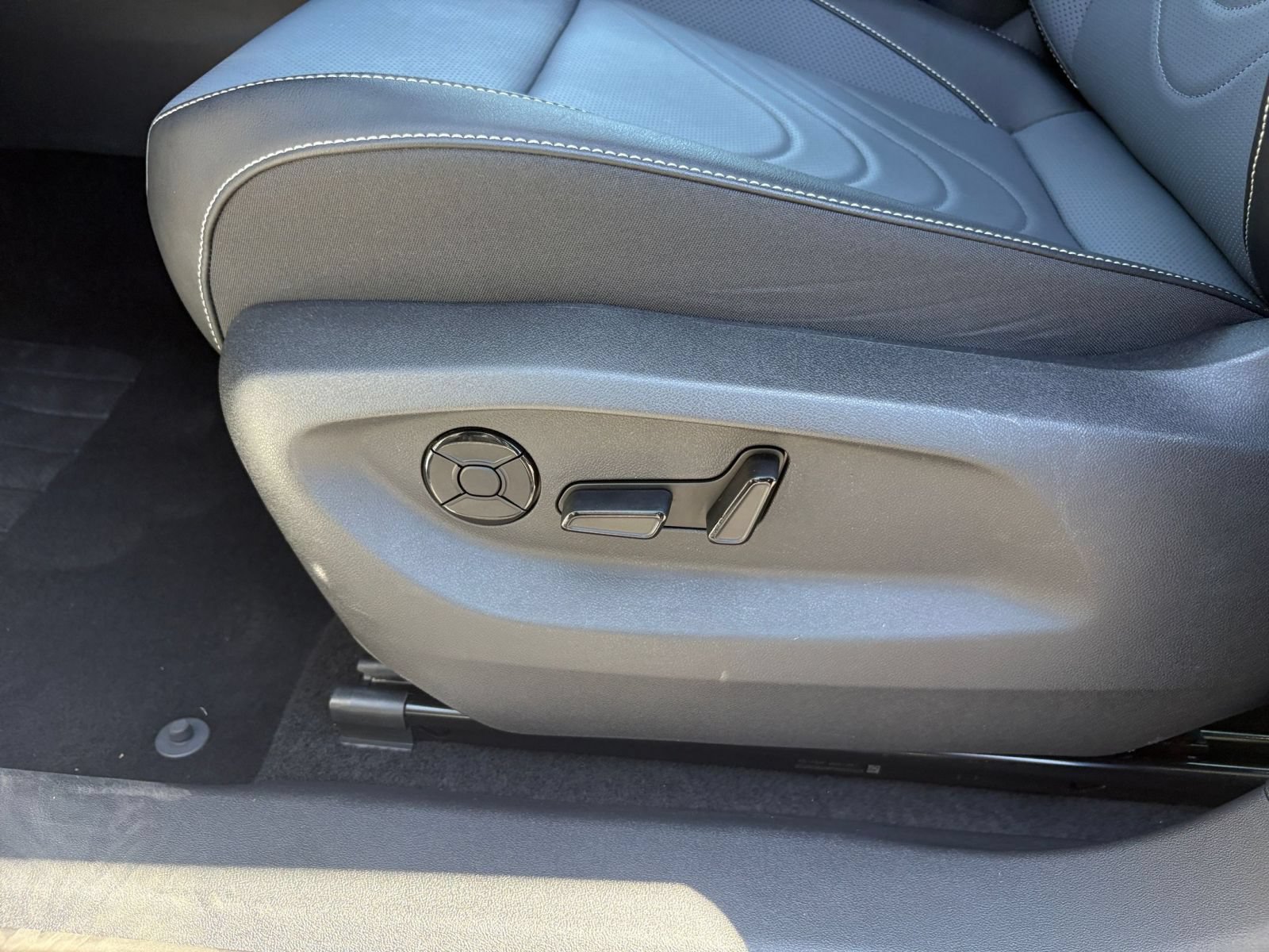 Used 2026 Volkswagen Tiguan SE AWD/4WD image 21