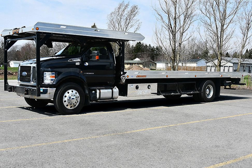 Used 2018 Ford F750 2WD Regular Cab Super Duty image 3