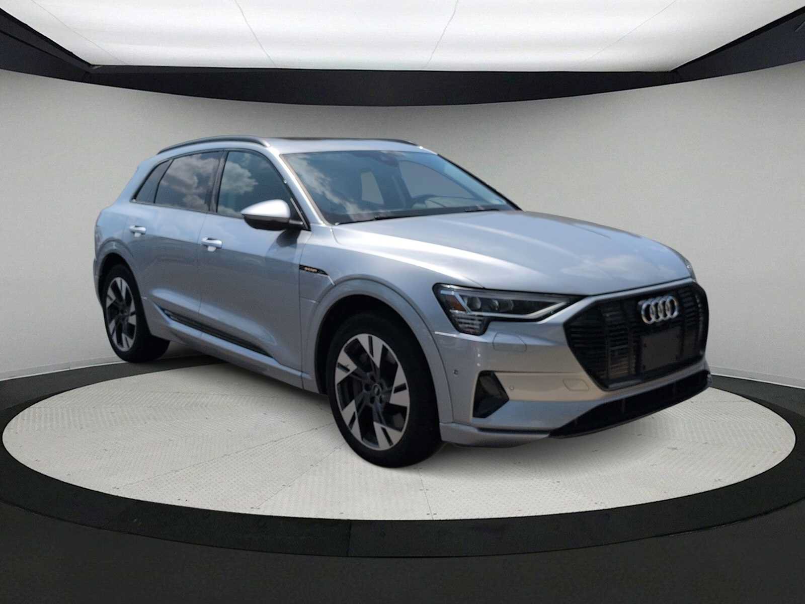 Used 2022 Audi e-tron Premium w/ Convenience Plus Package AWD/4WD image 2
