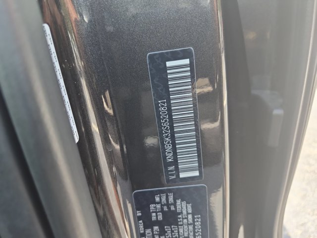 Used 2025 Kia Carnival FWD image 34