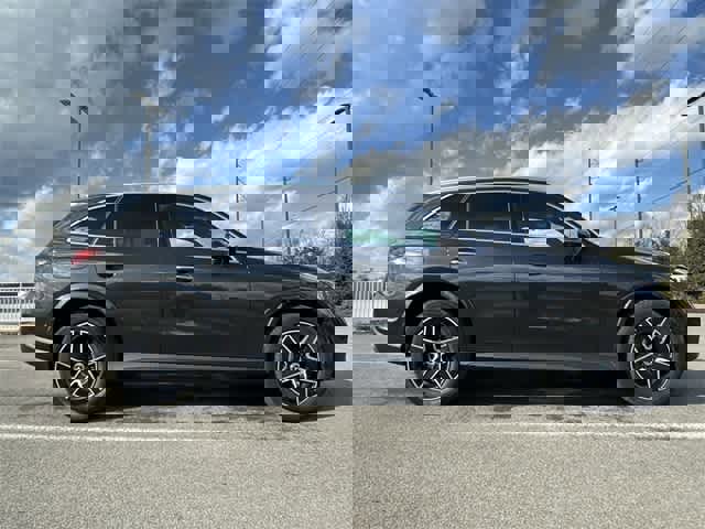 Used 2025 Mercedes-Benz GLC 300 4MATIC image 2