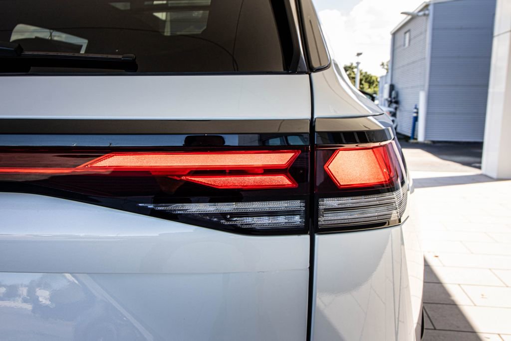New 2026 Volkswagen Tiguan SE R-Line FWD image 19