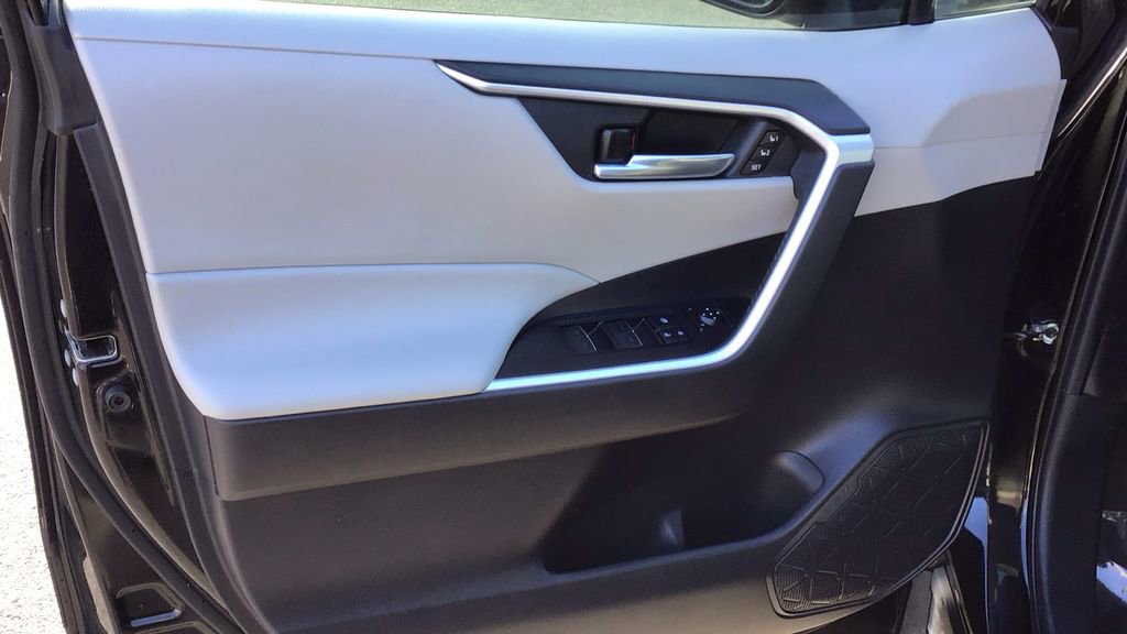 Used 2022 Toyota RAV4 XLE Premium image 19