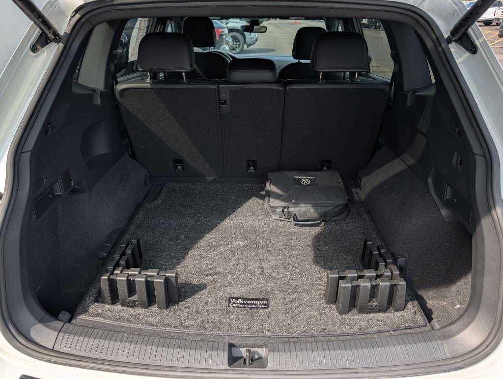 Used 2023 Volkswagen Tiguan SE R-Line AWD/4WD image 9