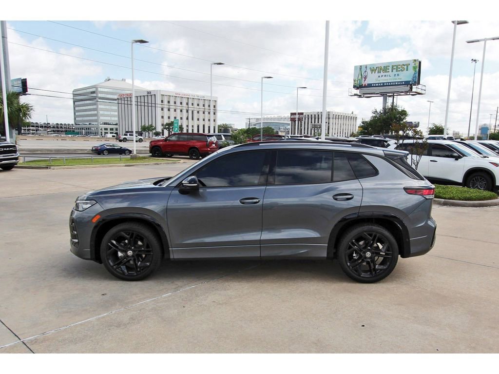 Used 2025 Volkswagen Tiguan SE R-Line image 3