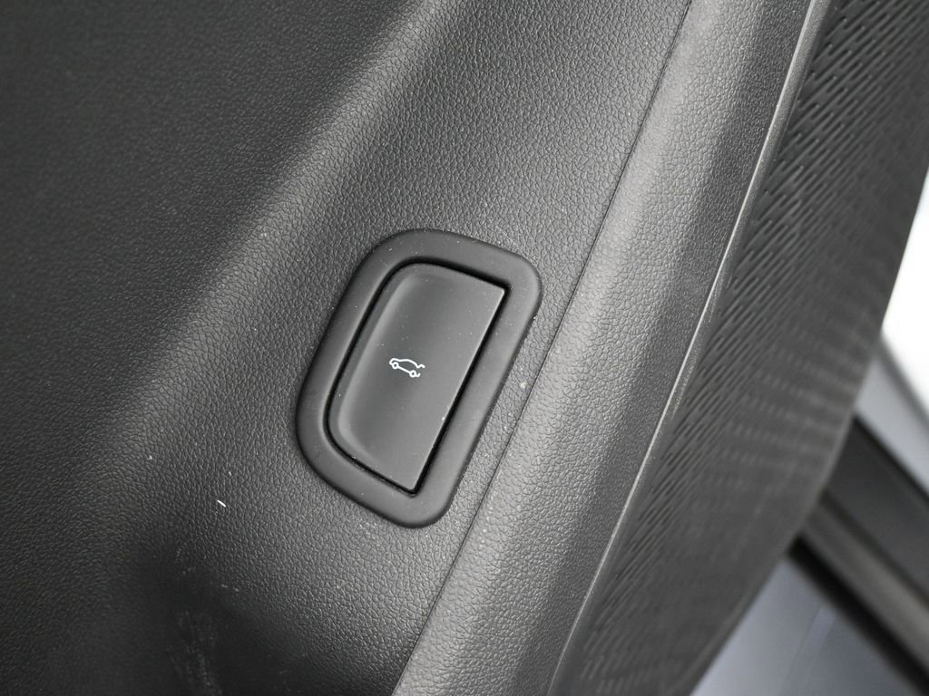 Used 2025 Chevrolet Traverse LT image 17