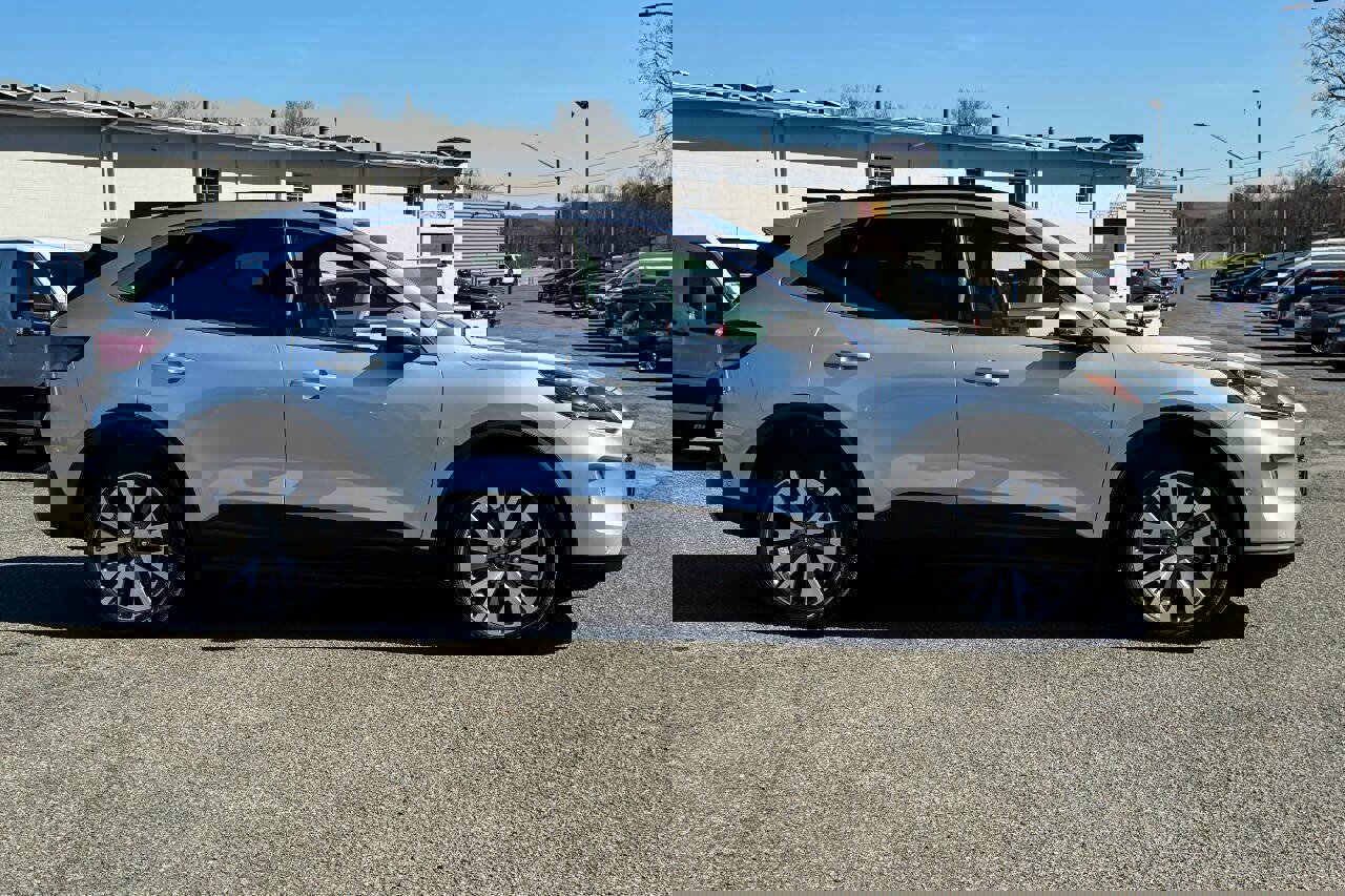 Used 2020 Ford Escape Titanium image 2