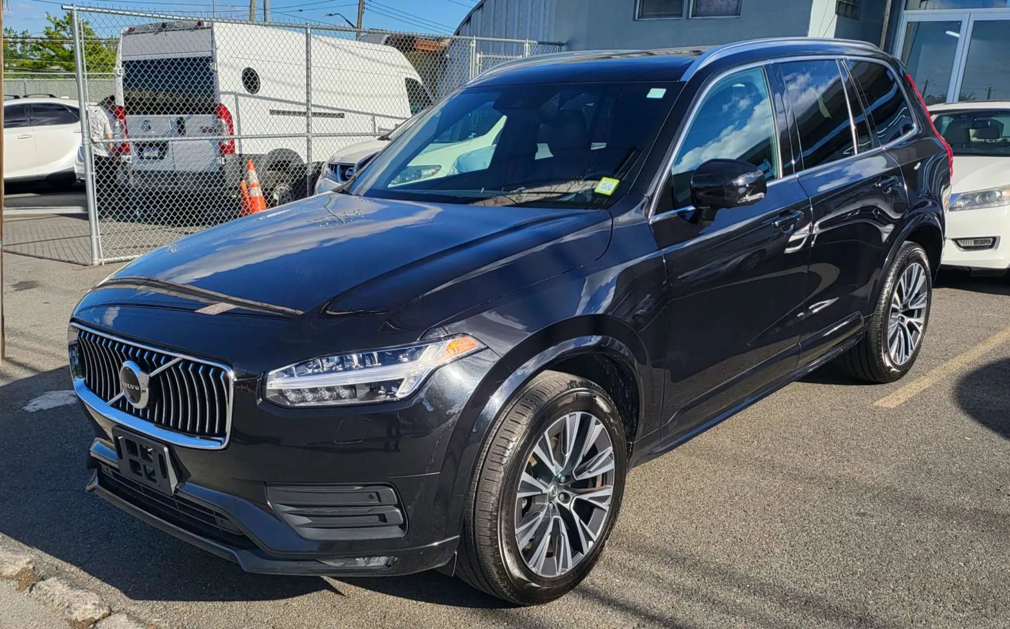 Used 2022 Volvo XC90 T6 Momentum AWD/4WD image 3