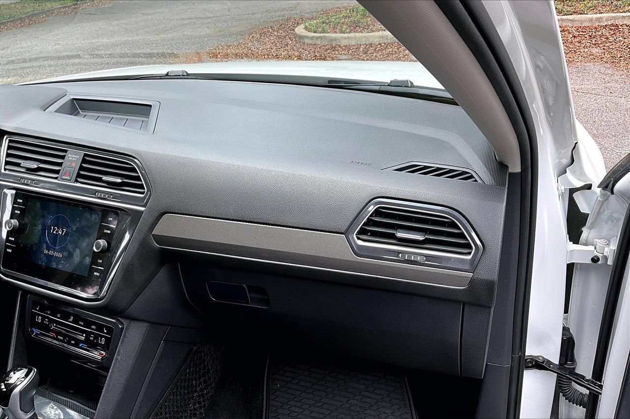 Used 2024 Volkswagen Tiguan SE w/ Panoramic Sunroof Package AWD/4WD image 23