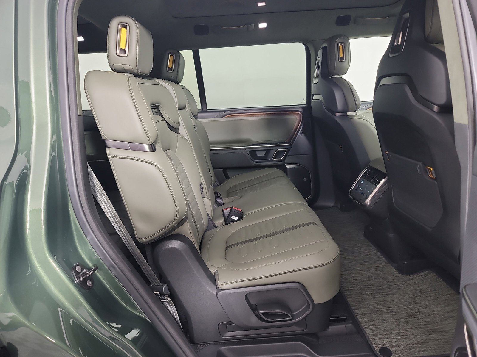 Used 2024 Rivian R1S Adventure image 23