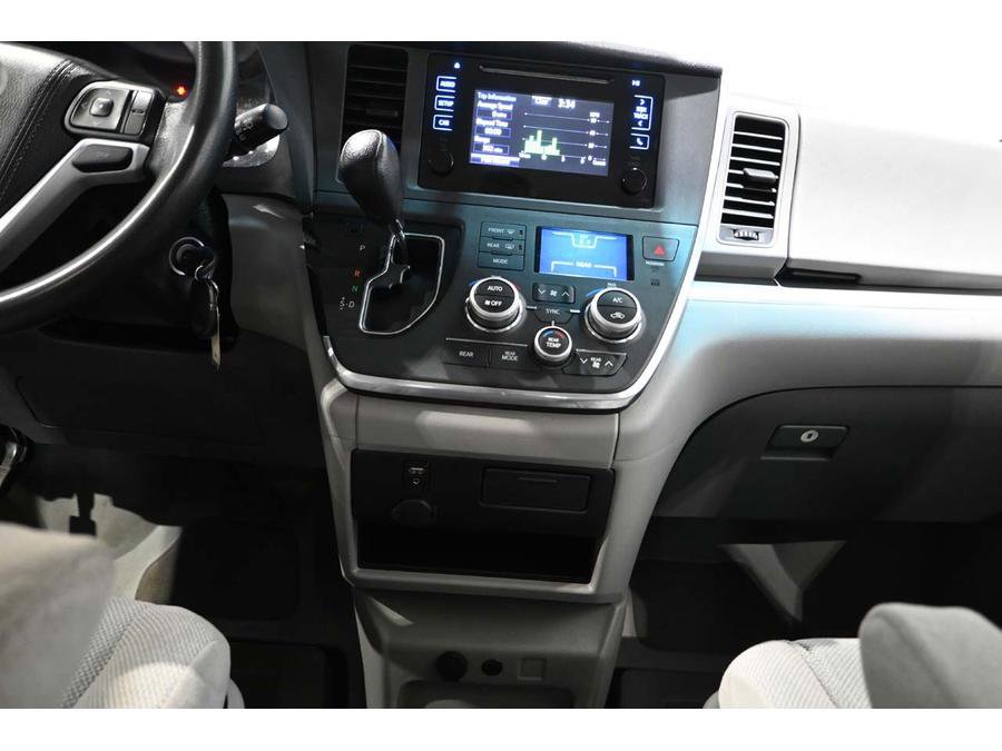 Used 2015 Toyota Sienna L FWD image 23