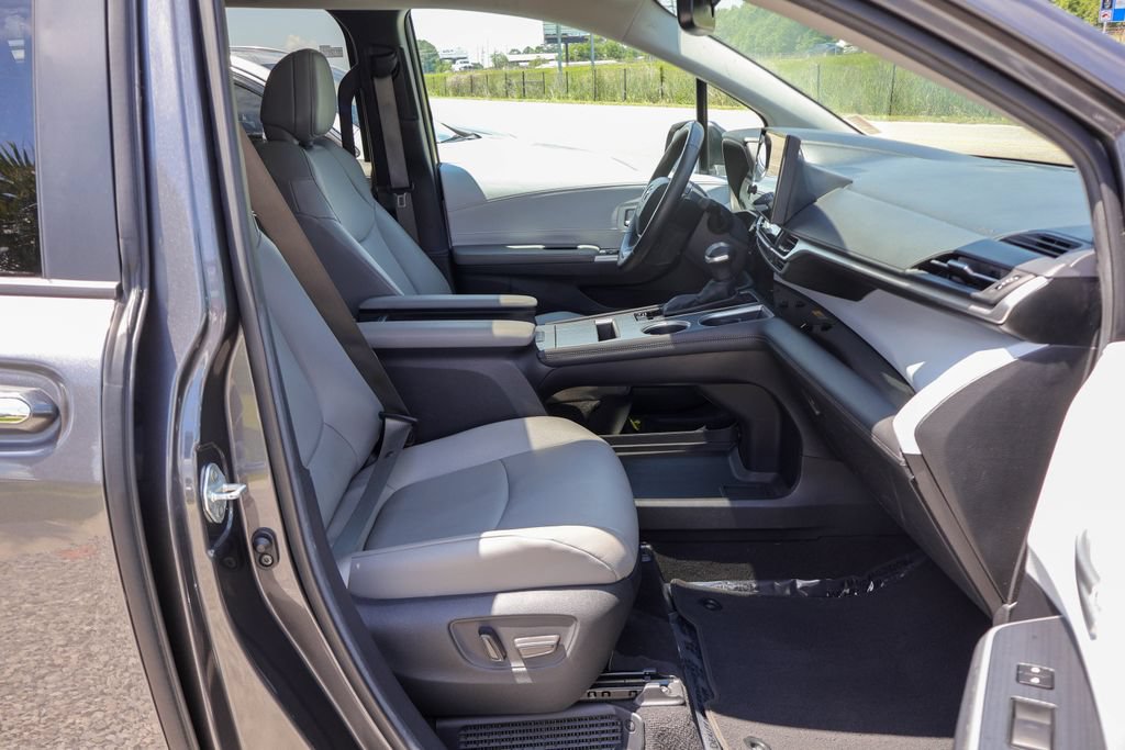 Used 2025 Toyota Sienna XLE FWD image 9