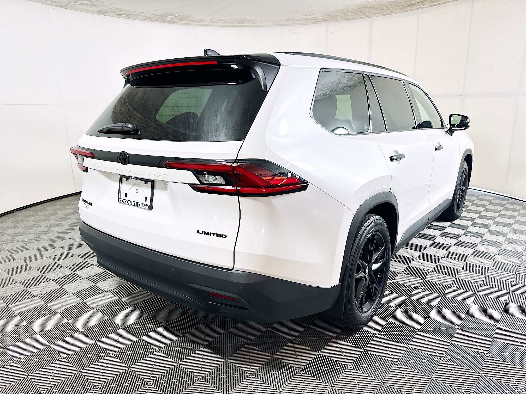 Used 2025 Toyota Grand Highlander AWD Hybrid image 3