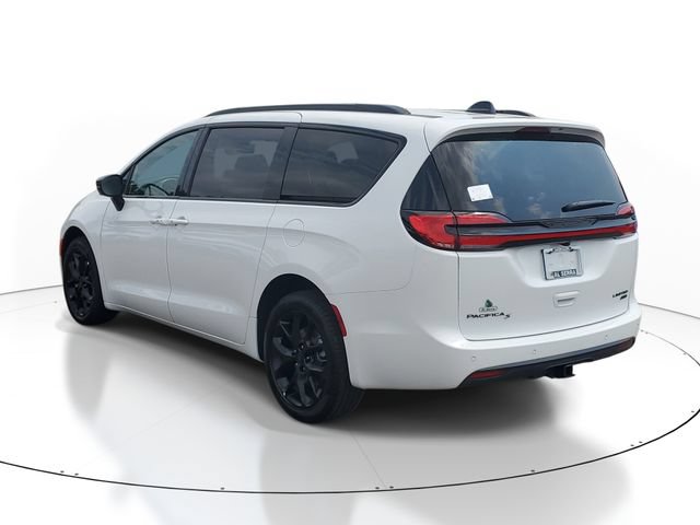 New 2027 Chrysler Pacifica Limited w/ Family Tech Group AWD/4WD image 3