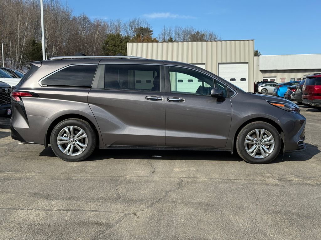 Certified 2024 Toyota Sienna Platinum image 7