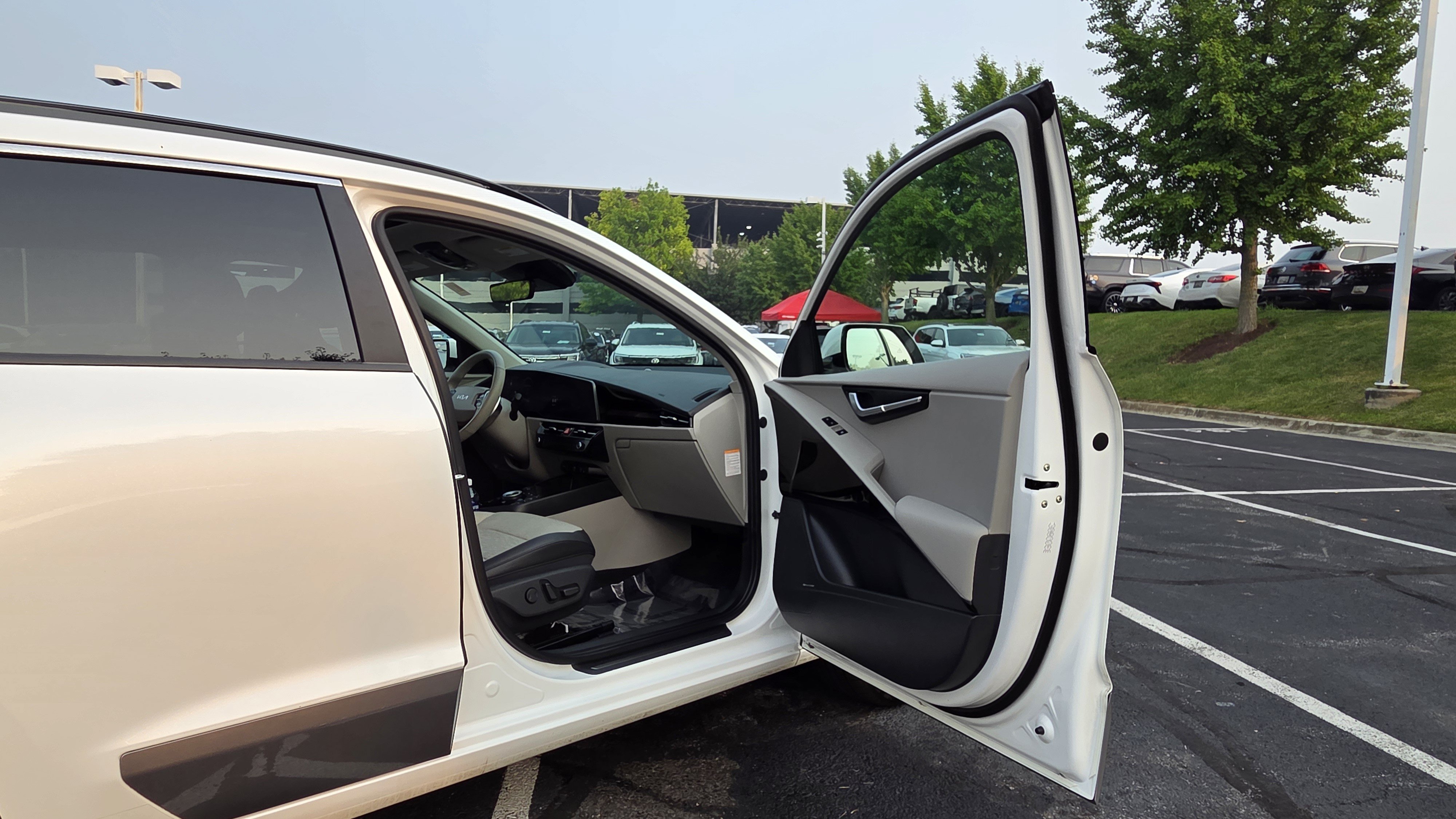 Certified 2024 Kia Niro Wave w/ Wave Preserve Package FWD image 31