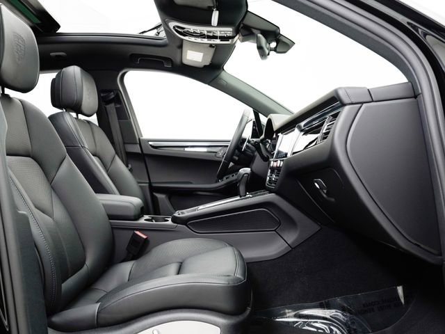 Certified 2025 Porsche Macan AWD/4WD image 28