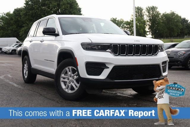 Used 2023 Jeep Grand Cherokee Laredo image 2