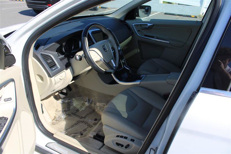 Used 2015 Volvo XC60 T6 w/ Proximity Package AWD/4WD image 9