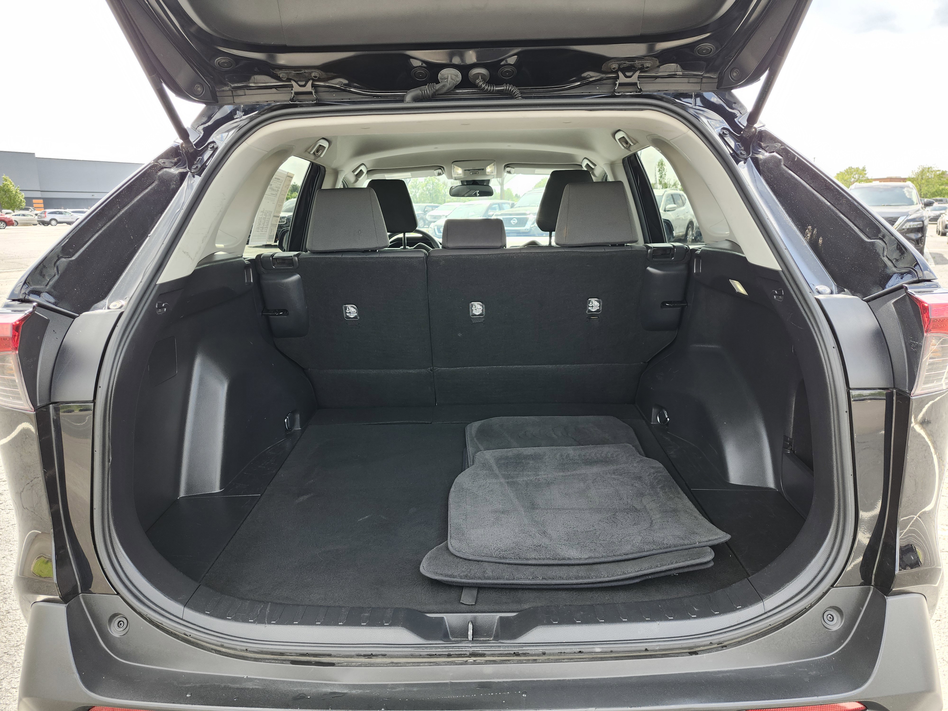 Used 2022 Toyota RAV4 XLE AWD/4WD image 22
