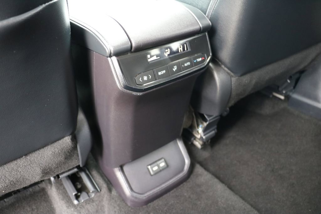 Used 2025 Toyota Highlander XLE AWD/4WD image 25
