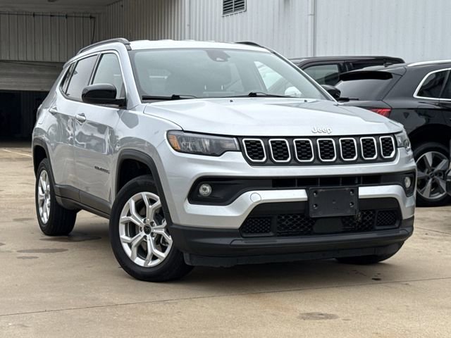 Used 2025 Jeep Compass Latitude AWD/4WD image 2