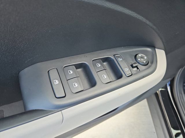 New 2025 Hyundai Venue SEL FWD image 16