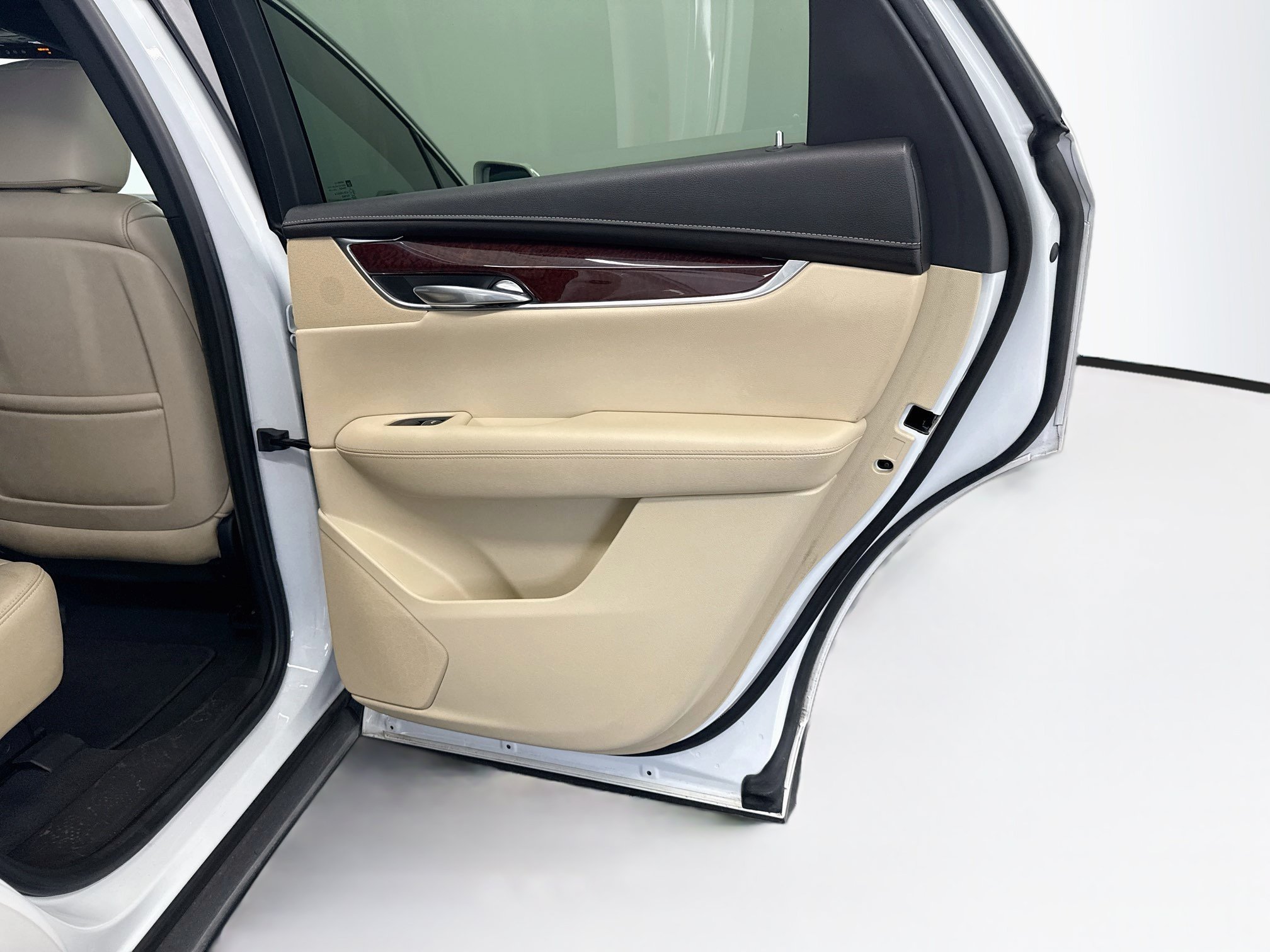 Used 2017 Cadillac XT5 Luxury w/ Driver Awareness Package FWD image 32