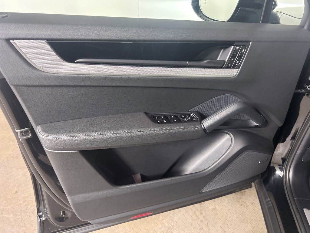 Certified 2026 Porsche Cayenne Coupe image 24