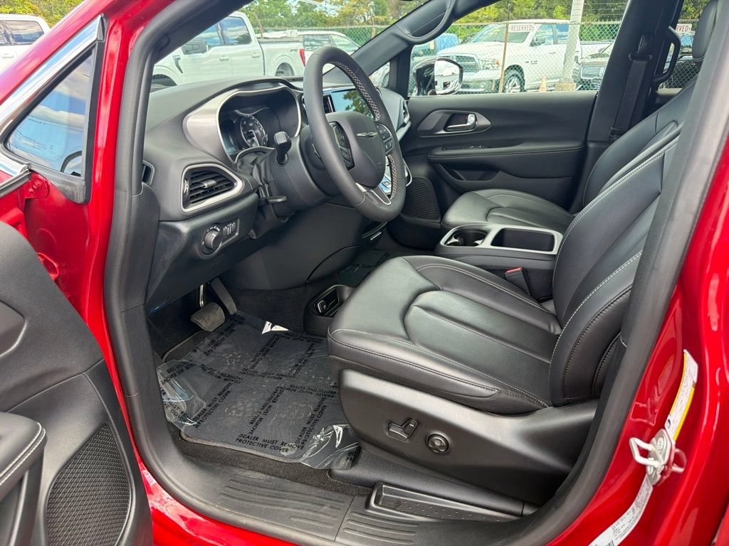 Used 2026 Chrysler Voyager LX FWD image 12