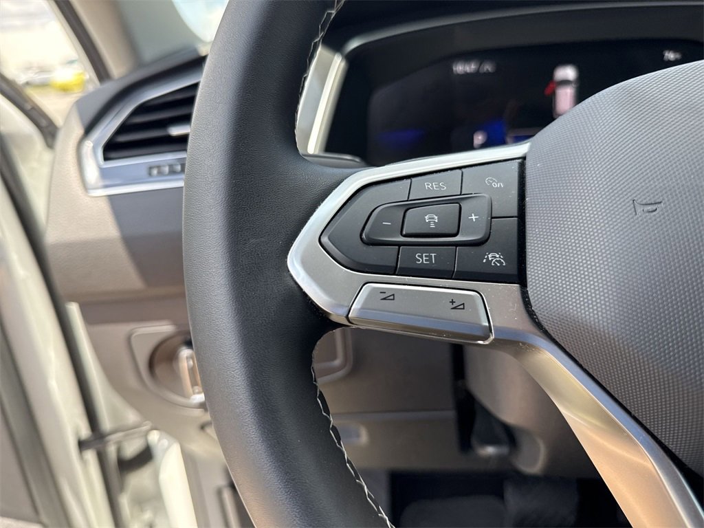 Used 2024 Volkswagen Tiguan SE image 17