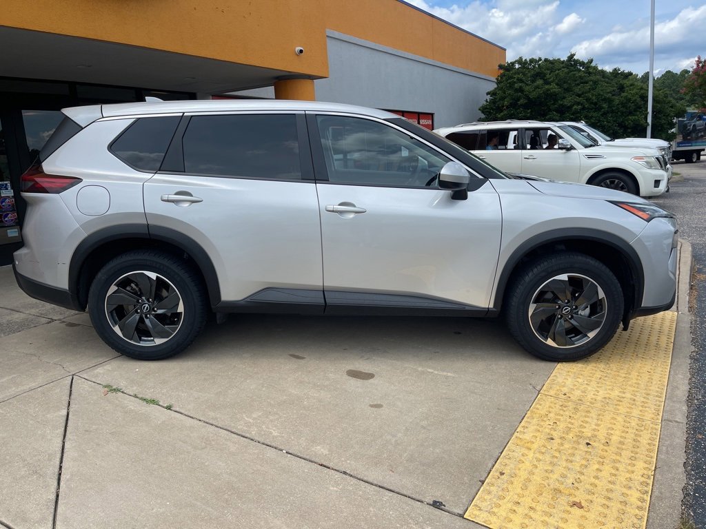 Used 2024 Nissan Rogue SV image 3