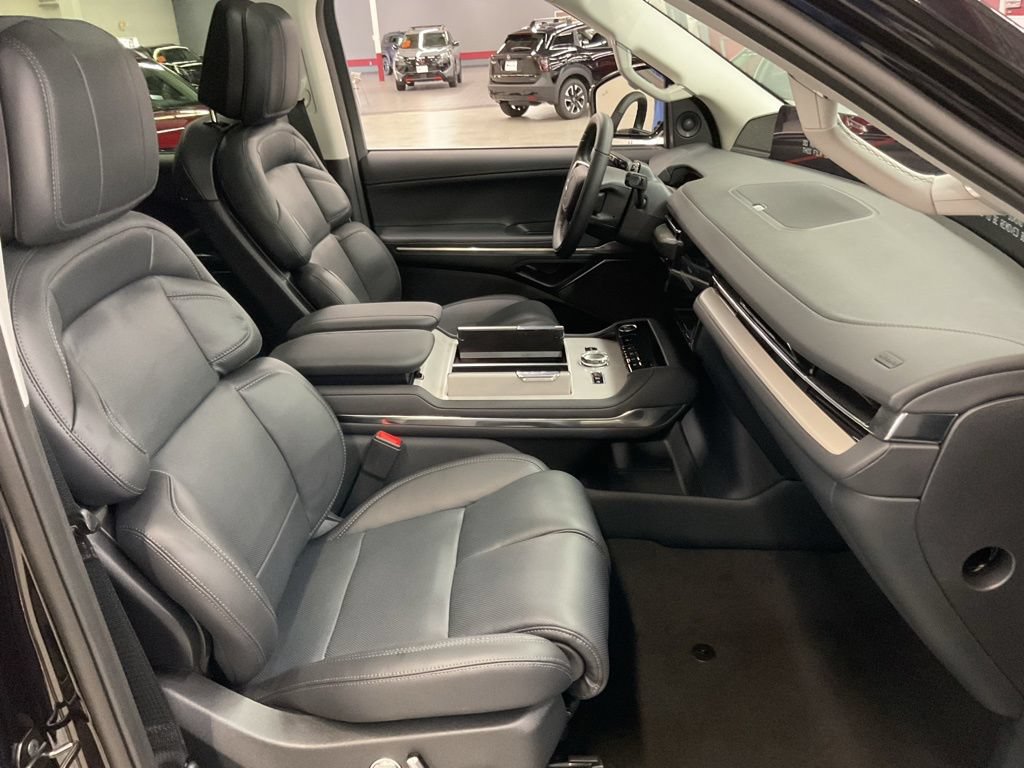 New 2027 Lincoln Navigator Reserve AWD/4WD image 18