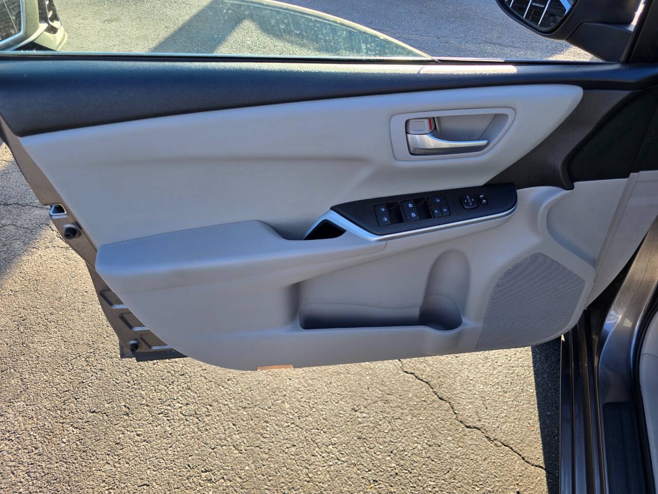 Used 2016 Toyota Camry LE FWD image 15