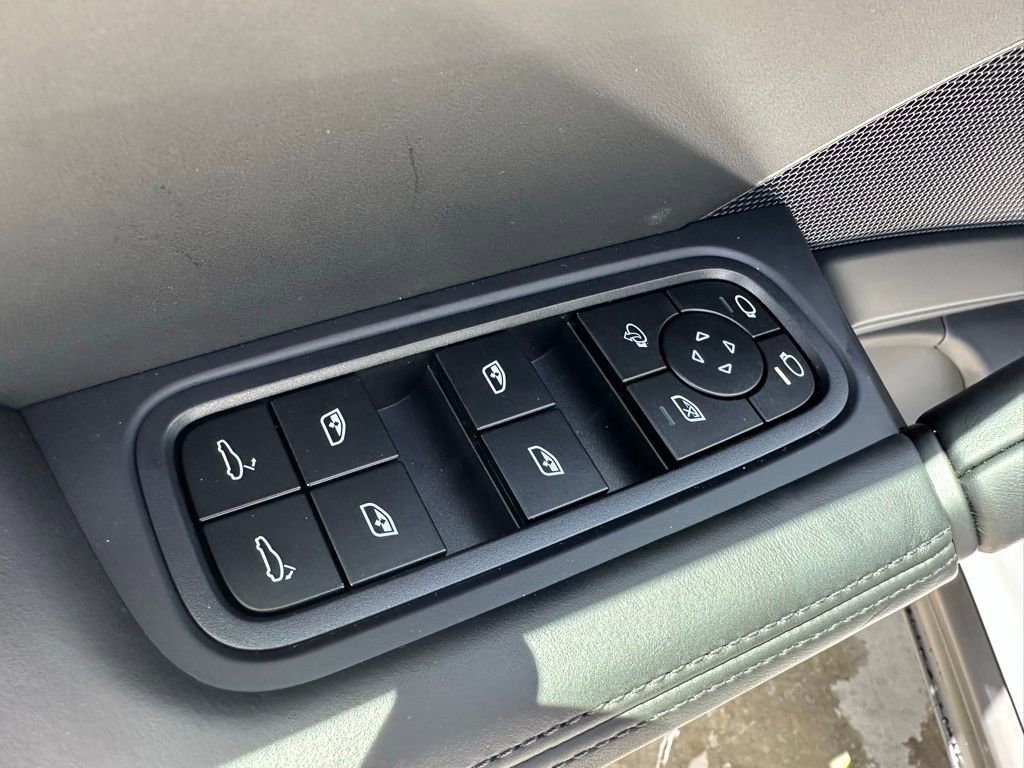 Used 2025 Porsche Cayenne image 15