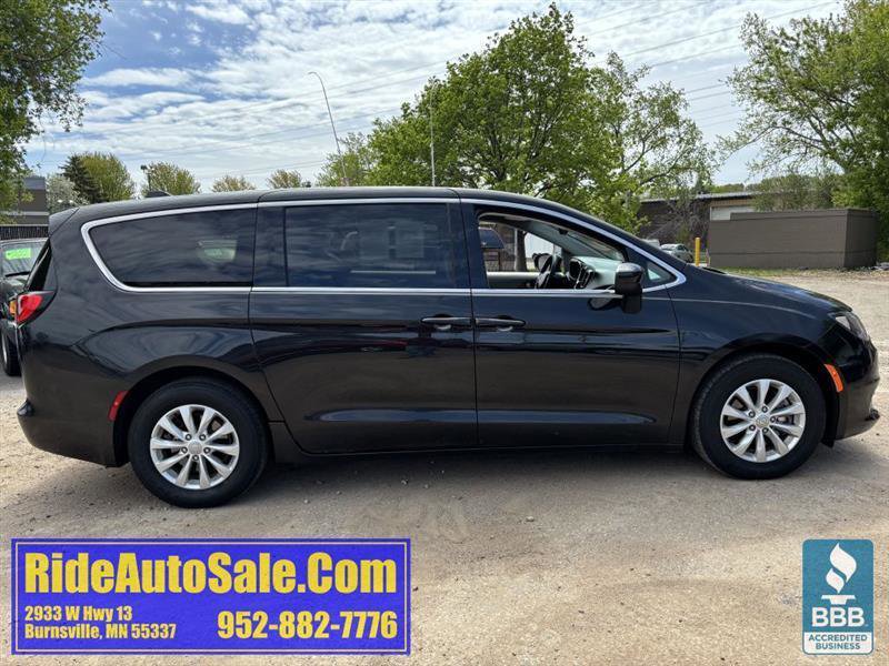 Used 2017 Chrysler Pacifica Touring w/ Tire & Wheel Group FWD image 4