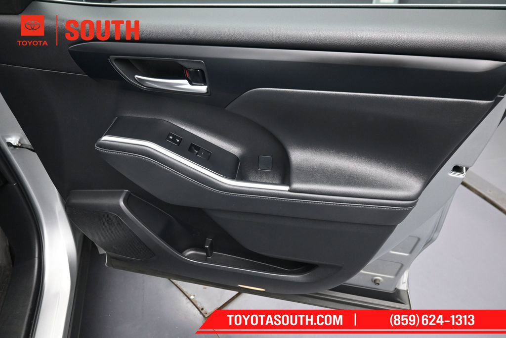 Used 2023 Toyota Highlander XLE AWD/4WD image 36