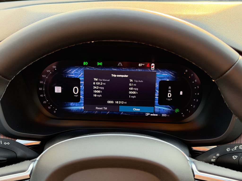 Certified 2024 Volvo XC60 B5 Plus w/ Protection Package Premier AWD/4WD image 15