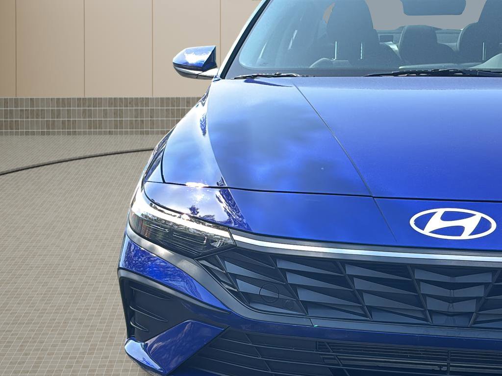 Certified 2025 Hyundai Elantra SE FWD image 10