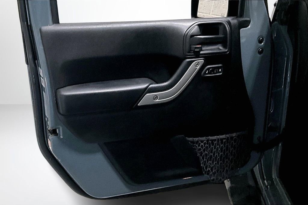 Used 2015 Jeep Wrangler Unlimited Sahara w/ Connectivity Group image 18