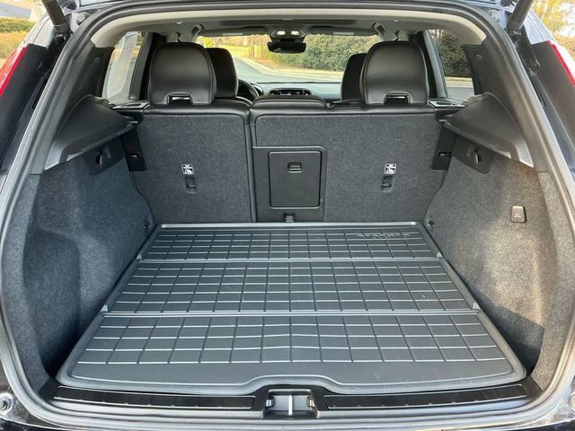 Used 2024 Volvo XC40 B5 Plus image 16