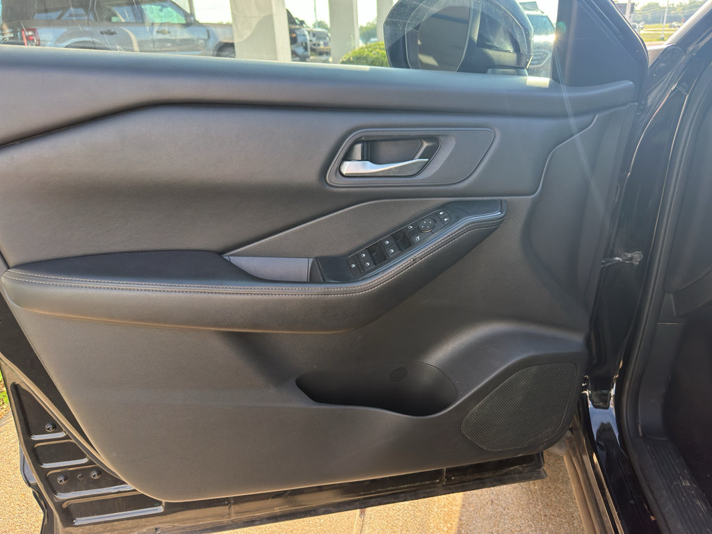 Used 2024 Nissan Rogue SV AWD/4WD image 15