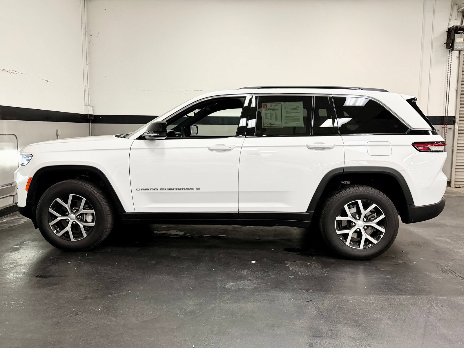 Used 2024 Jeep Grand Cherokee Limited RWD image 9